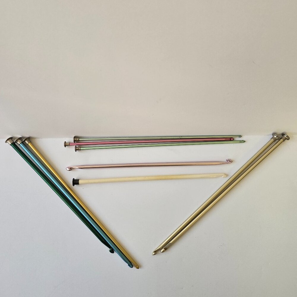 Vintage Crochet Hook Bundle Lot Colorful Sizes J 5 6 8 10 - Picture 2 of 12